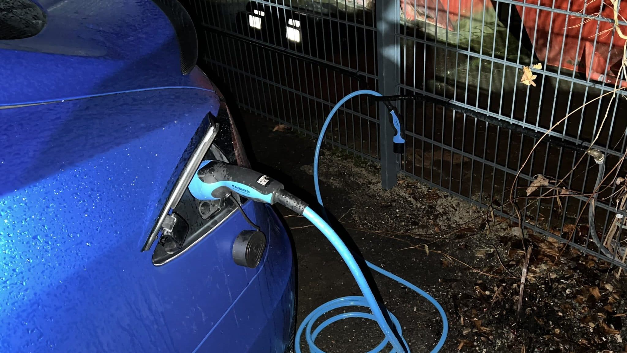 Zloděj Teslu odcizil i s nabíjecím kabelem | foto: FirePhil_92, síť X