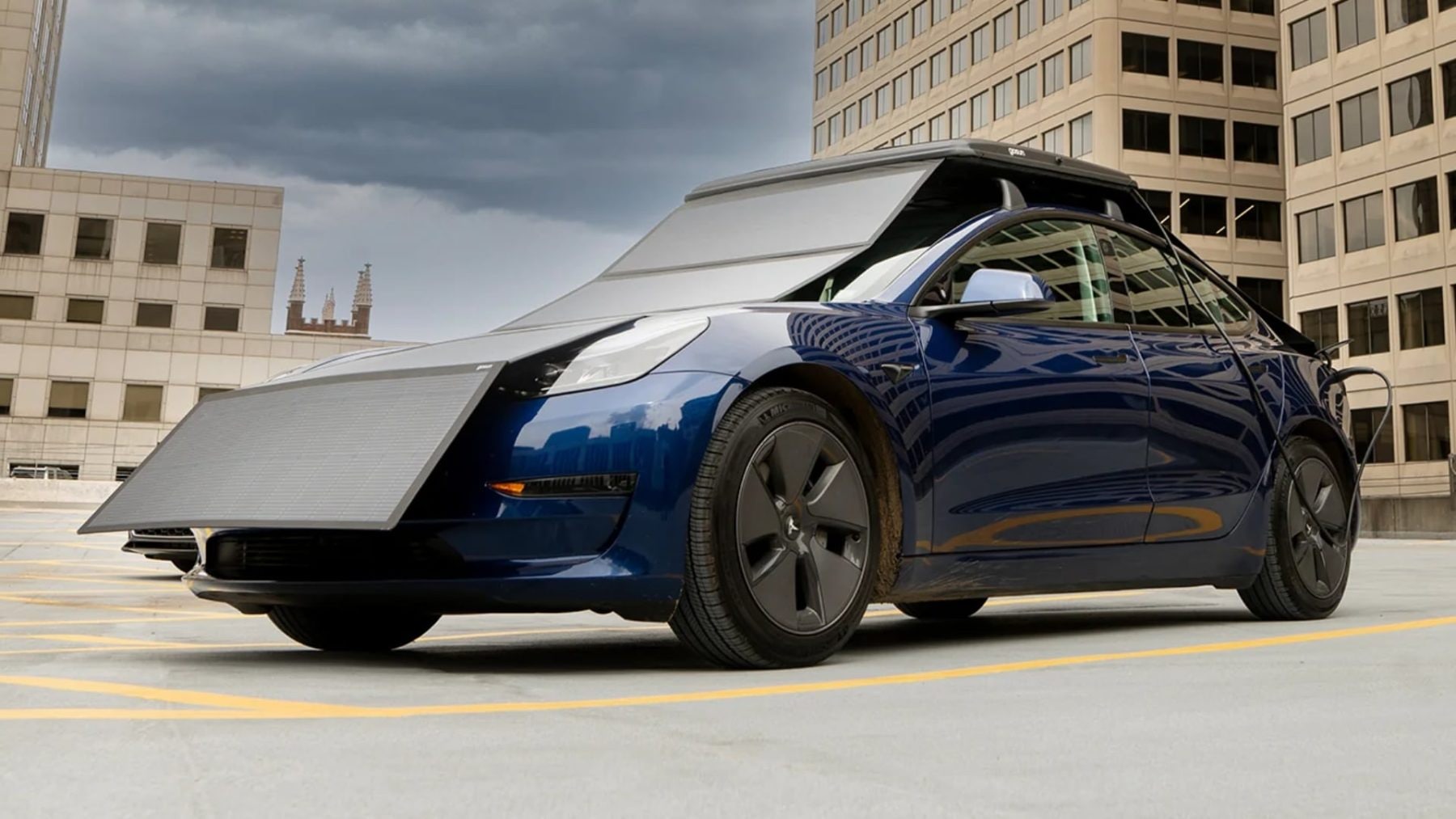 Střešní rozkládací solární panely na Teslu | foto: Gosun