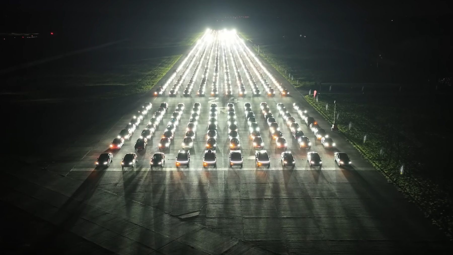 Rekordní světelné show se v Belgii zúčastnilo 1 150 vozů Tesla | foto: Tesla Owners Club Belgium