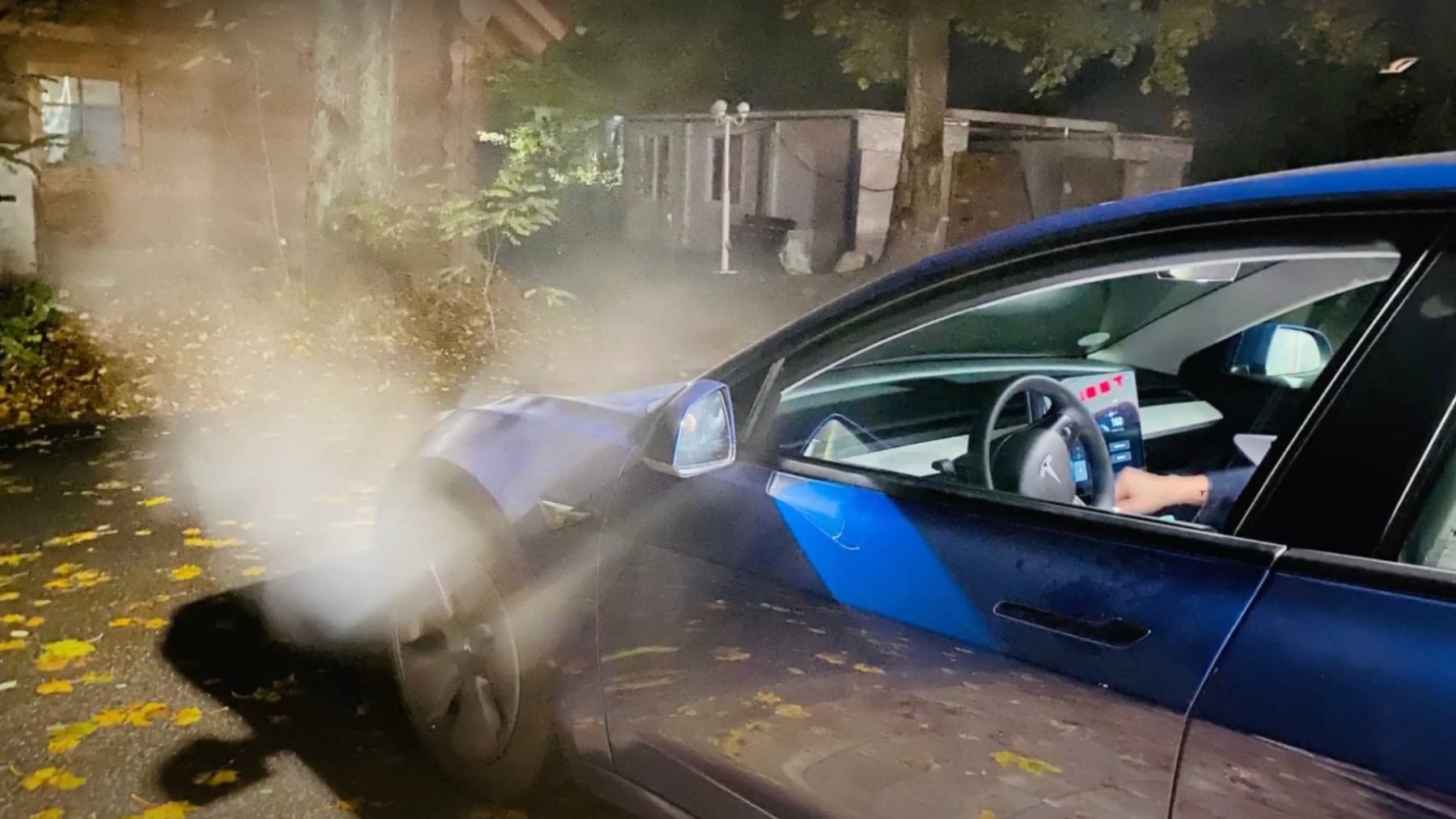 Tesla v zimě na Superchargeru | foto: EV FireSafe