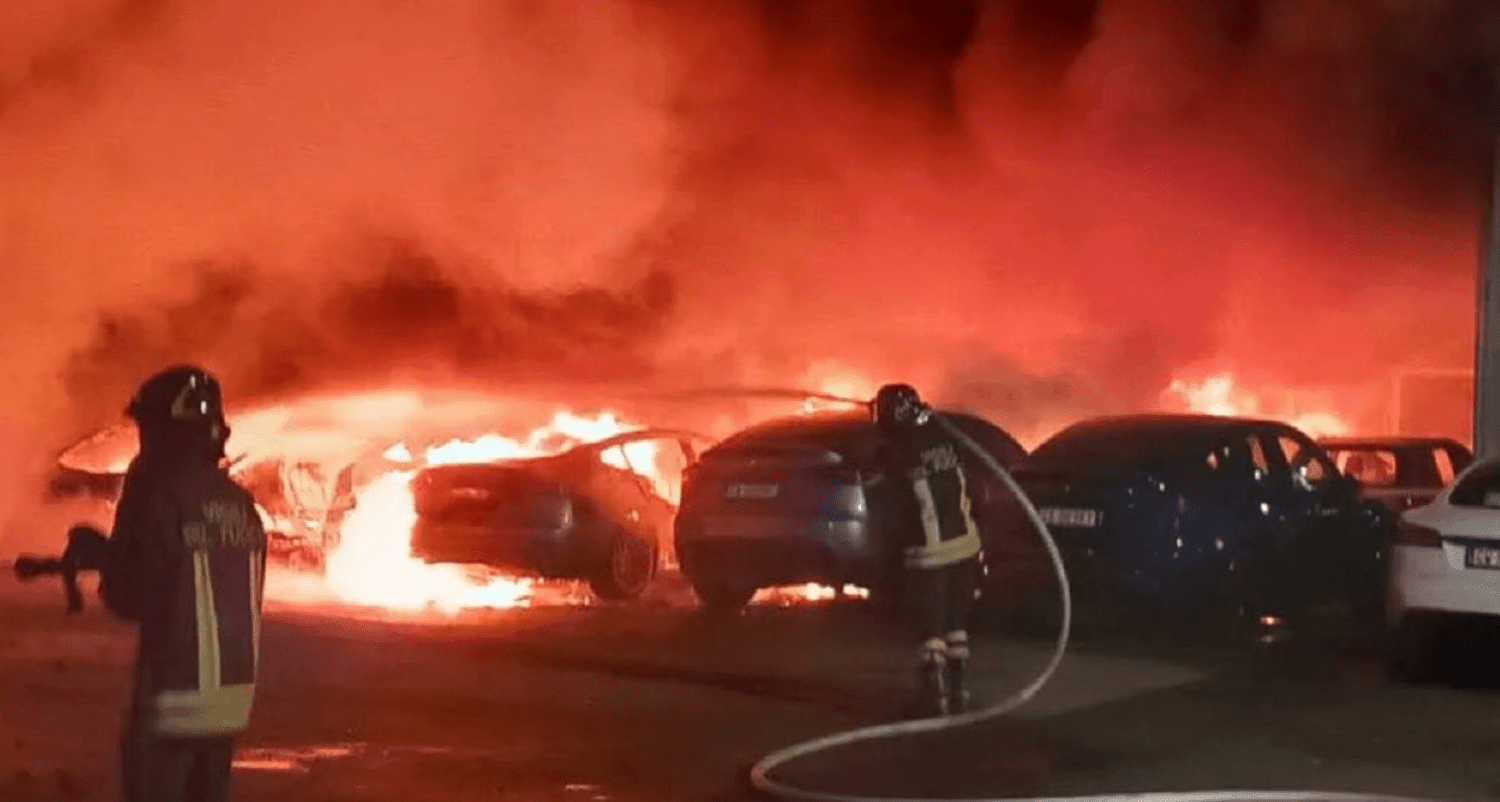 Požár showroomu Tesly a vozidel v Římě