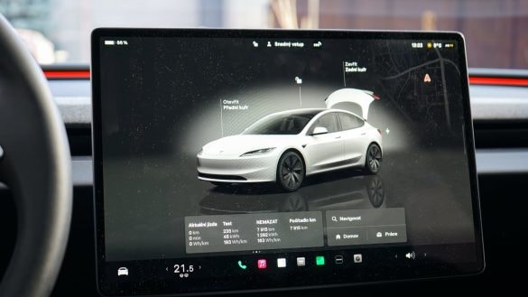 Tesla Model 3 (2026) má mít nový interiér ve stylu Alcantary a větší 16″ displej