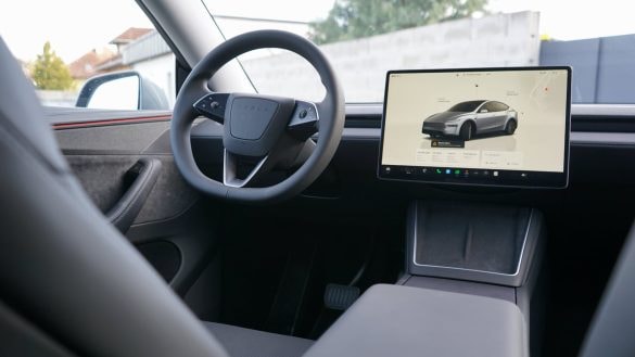 Tesla mění nabíjení telefonů v autech. Přidává výkon i aktivní chlazení
