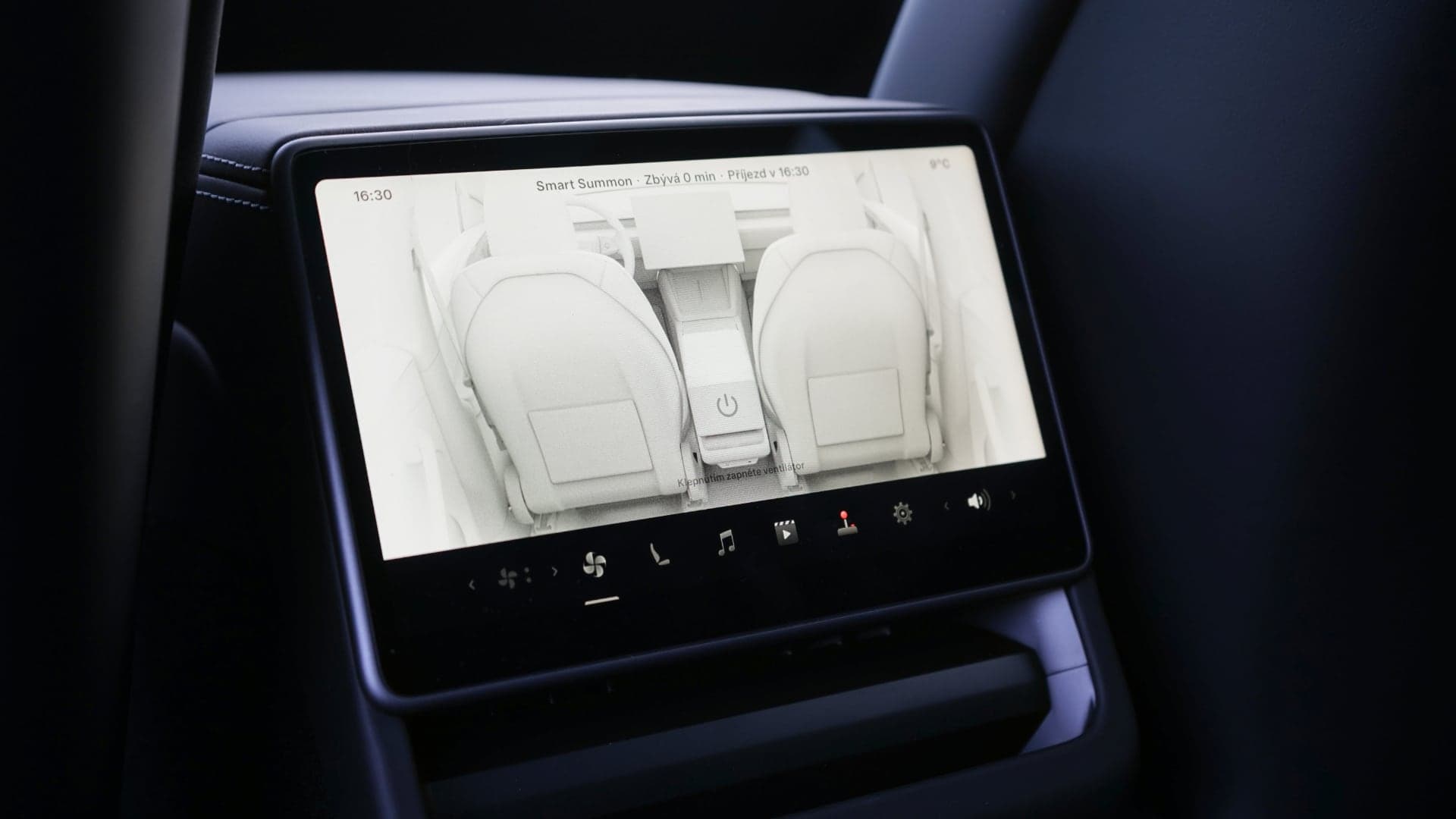 Tesla Model Y Juniper (2025), zadní displej | foto: Luboš Srb