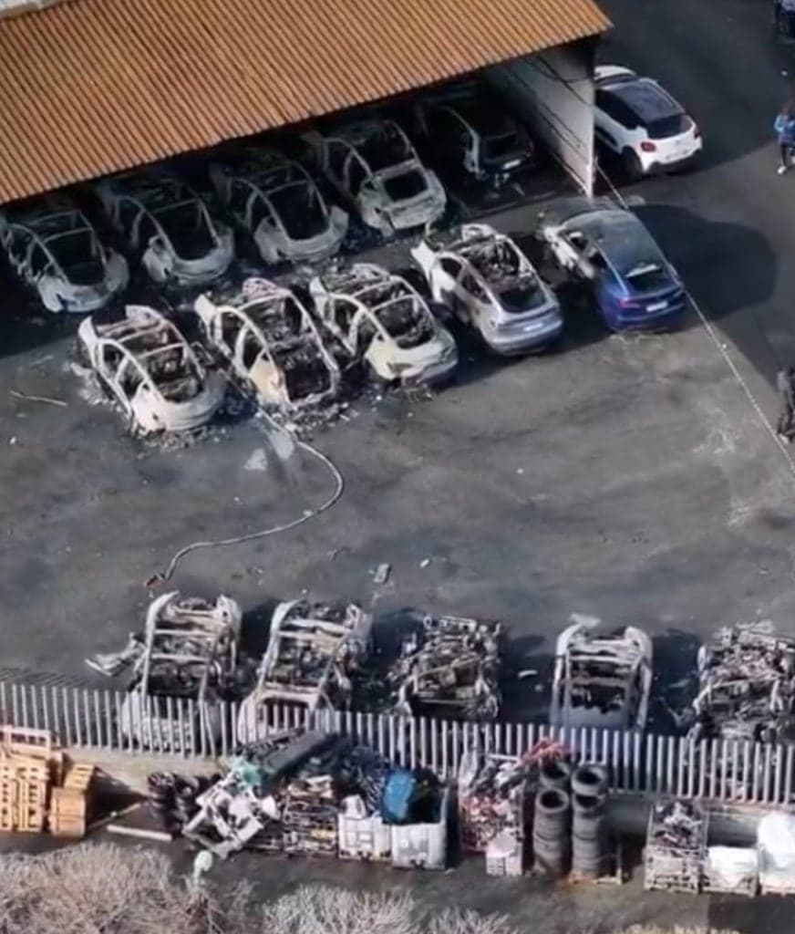 Shořelá auta Tesly na římské pobočce