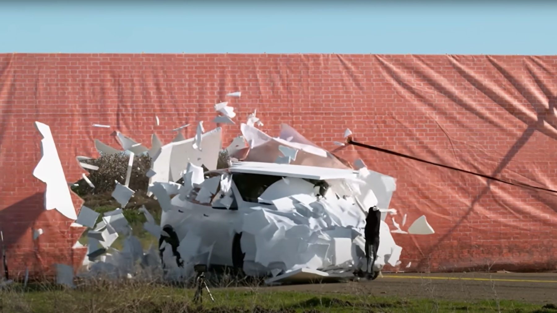 Tesla v testu s falešnou namalovanou silnicí | foto: Mark Rober/YouTube.com