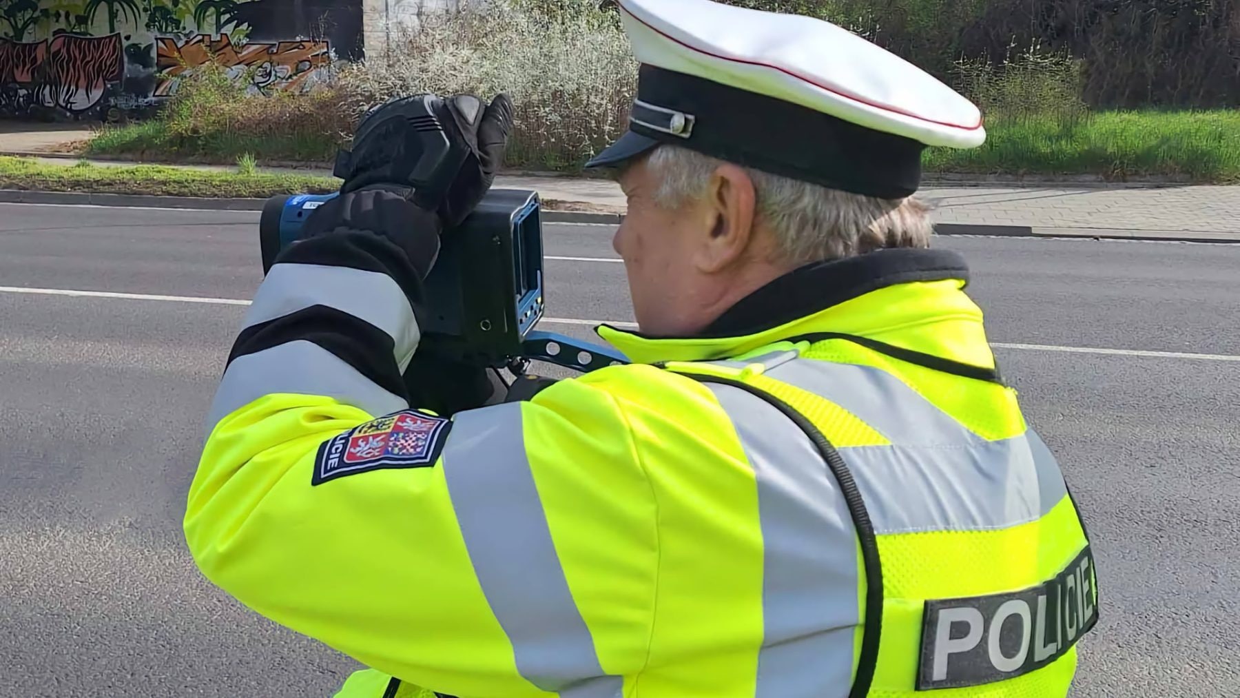 Policista měřící rychlost | foto: Policie ČR