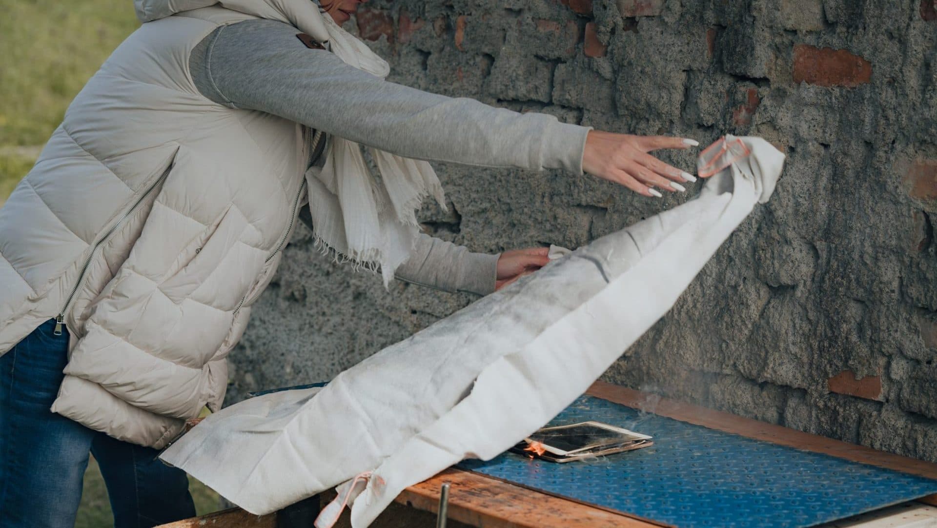 Zásah deky Foga u hořícího iPadu | foto: Walk on Water