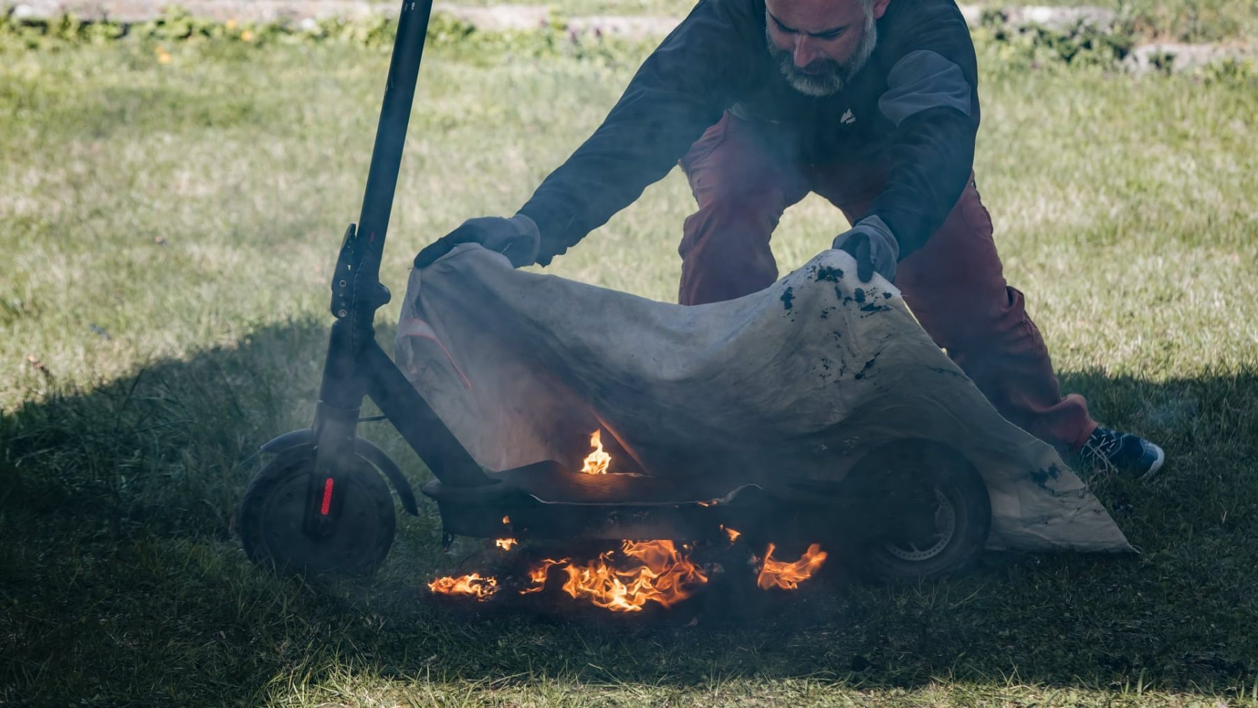 Uhašení hořící elektrokoloběžky dekou Foga | foto: Walk on Water