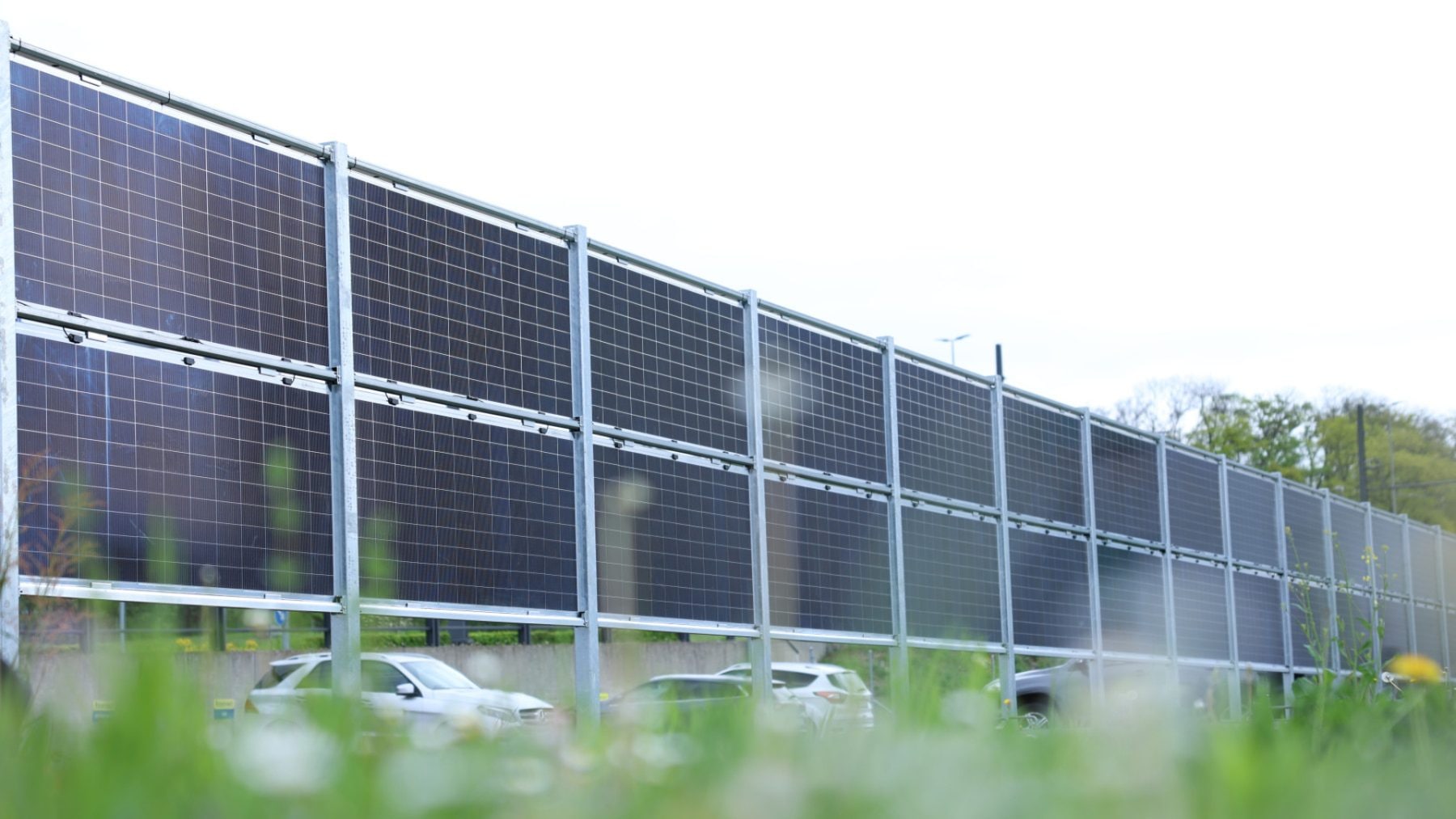 Na letišti v Curychu testují solární plot | foto: Flughafen Zürich AG