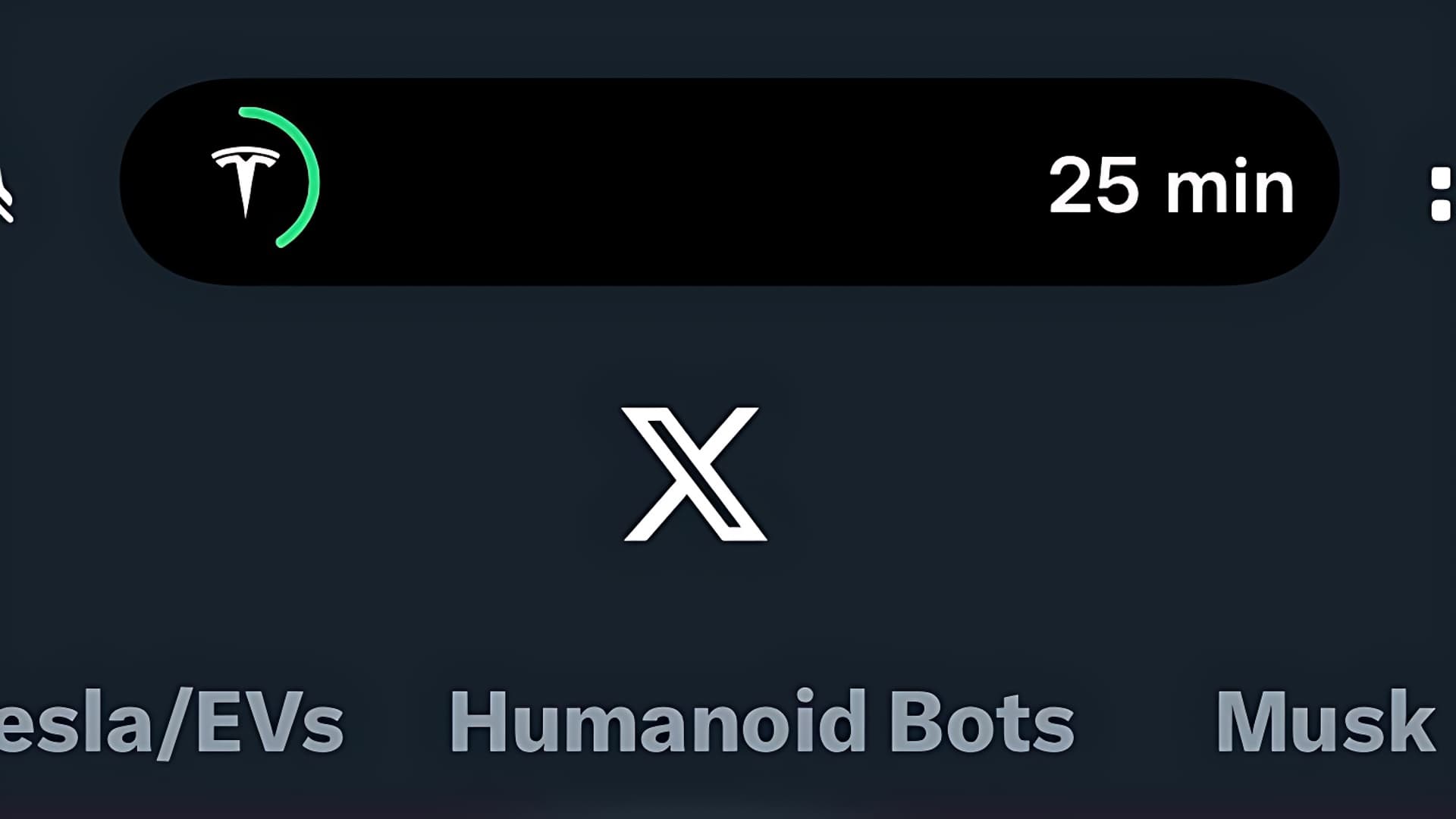 Dynamic Island u iPhonů může nově ukazovat průběh nabíjení Tesly | foto: x.com/Teslarati