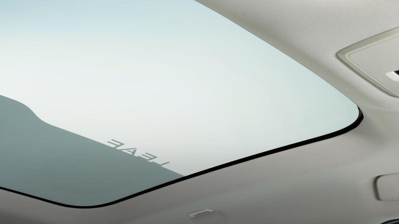 Součástí vozu je elektrochromatická panoramatická střecha s tepelným štítem | foto: Nissan