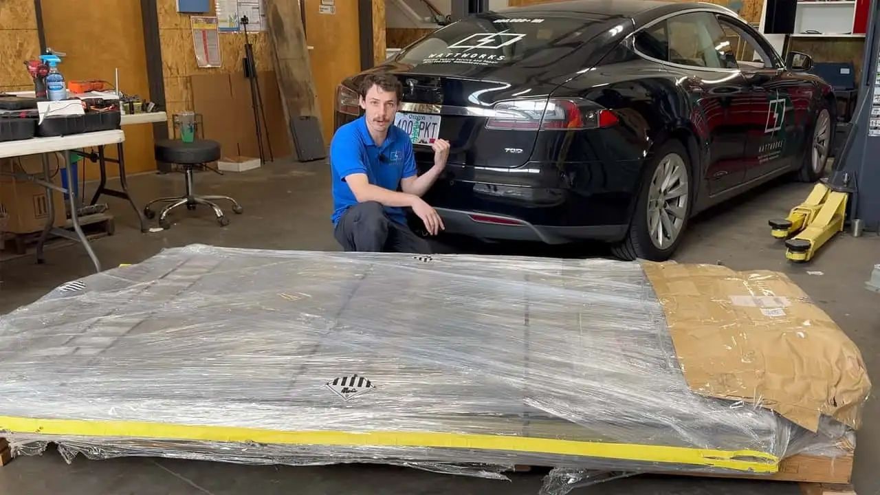 U Tesly Model S je možné vyměnit původní baterii za větší | foto: Out Of Spec Renew