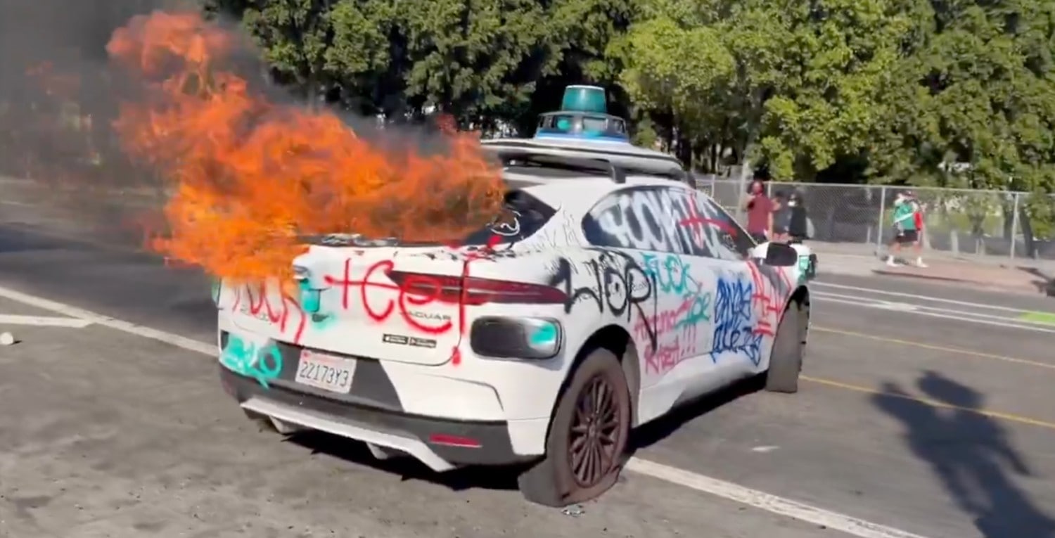 Autonomní taxi Waymo v plamenech | foto: BGOnTheScene / síť X