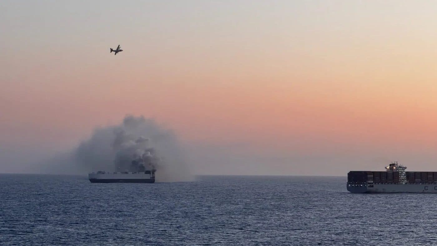 Přepravní loď Morning Midas v plamenech | foto: US Coast Guard