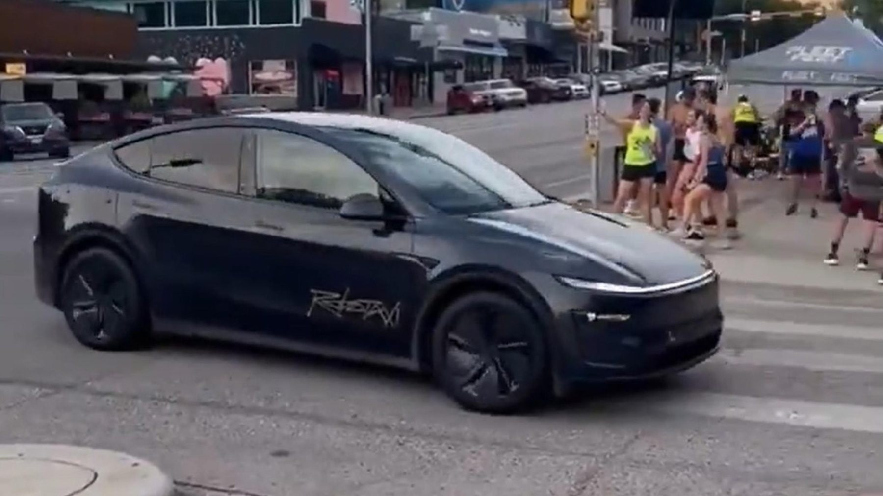 První robotaxi Tesly v ulicích Austinu | foto: X/Terrapin Terpene Col