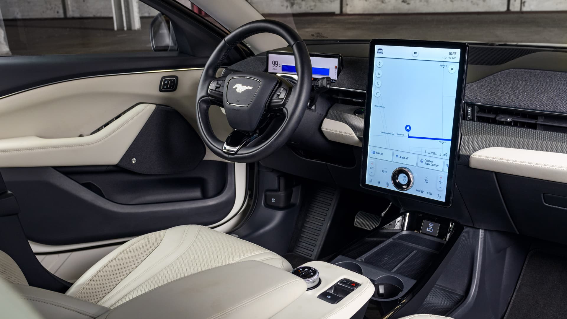 Ford Mustang Mach-E, interiér | foto: Ford