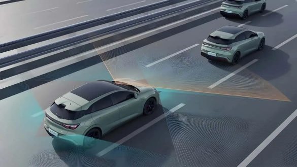 Bojíte se autonomního řízení? Gigant BYD v případě nehody zaplatí škody