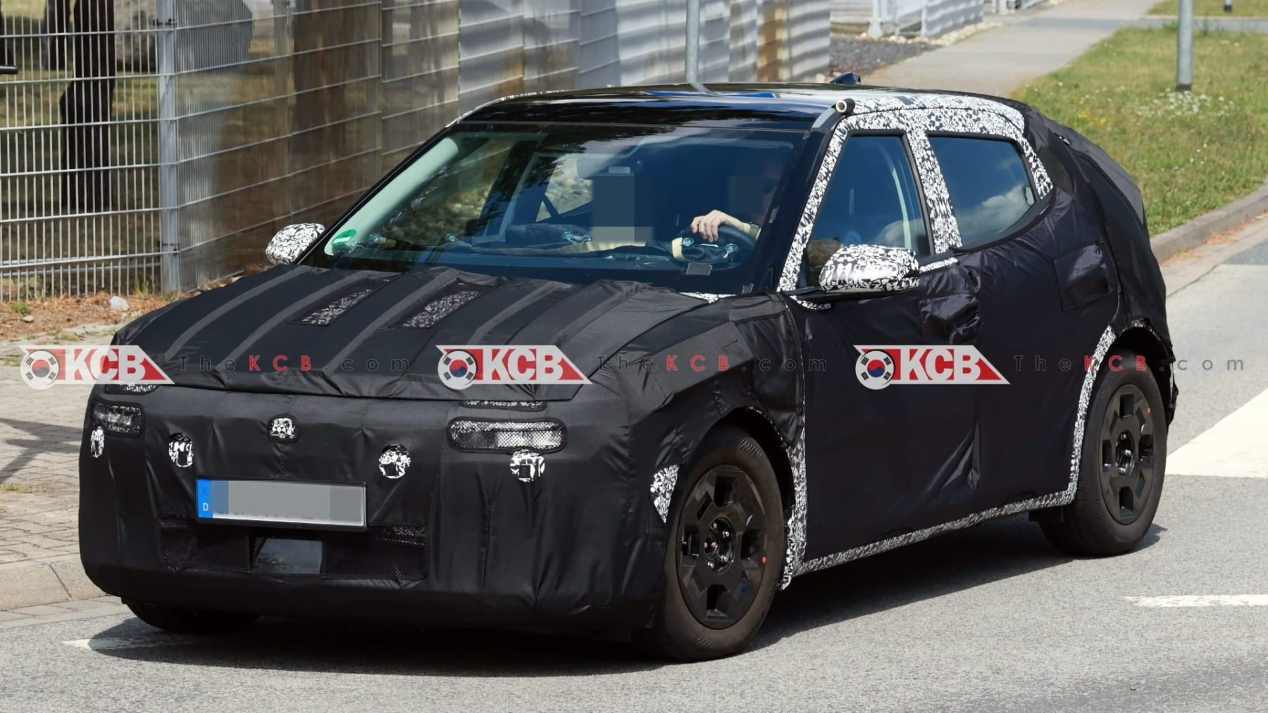 Elektromobil Hyundai Ioniq 2 v kamufláži | foto: KCB