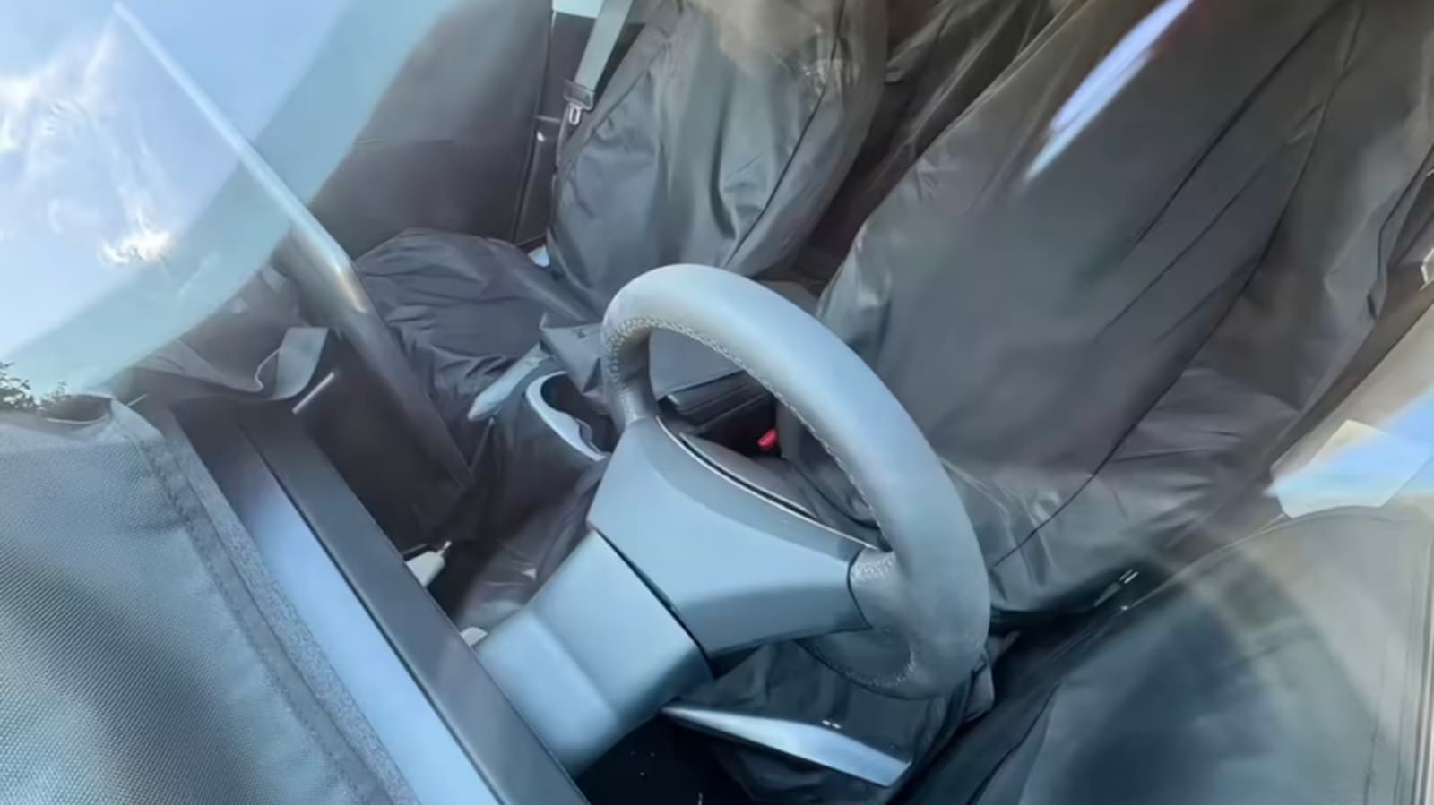 Špionážní snímek interiéru zjednodušeného Modelu Y | foto: Garage 42