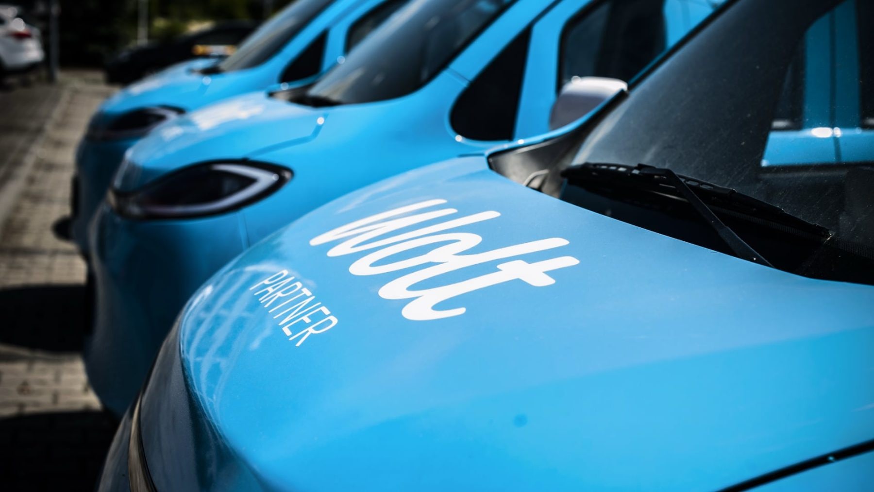 Wolt jezdí s elektromobily, které mají vyměnitelné baterie | foto: Wolt