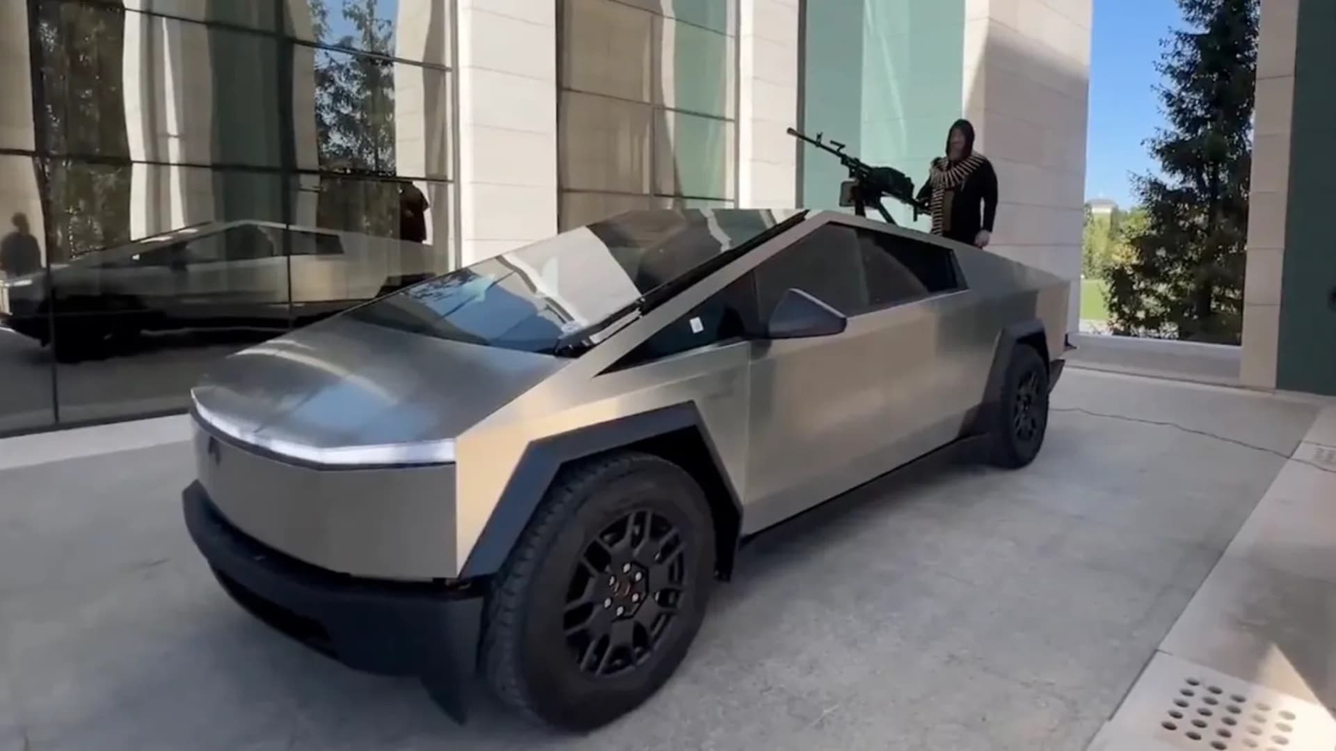 Tesla Cybertruck čečenského vůdce Ramzan Kadyrov s přidaným kulometem | foto: Teslarati