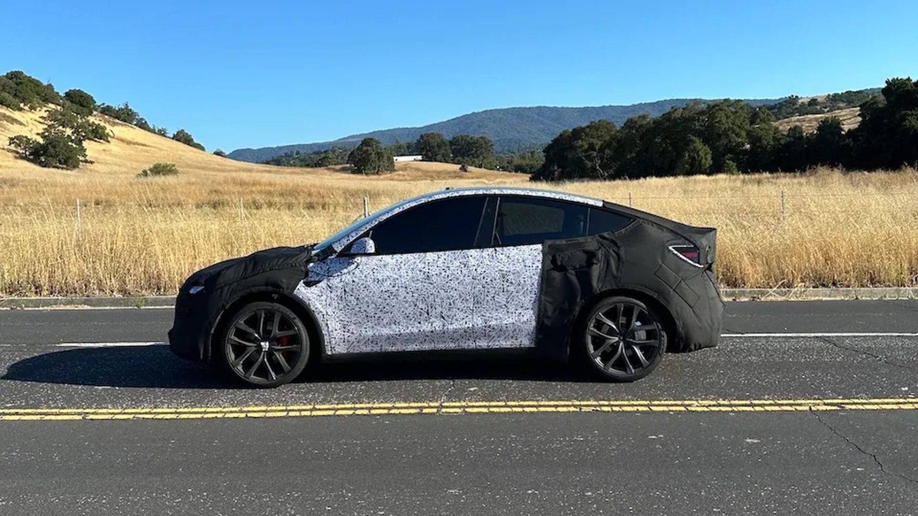 Maskovaný prototyp Tesly Model Y Performance | foto: Electrek