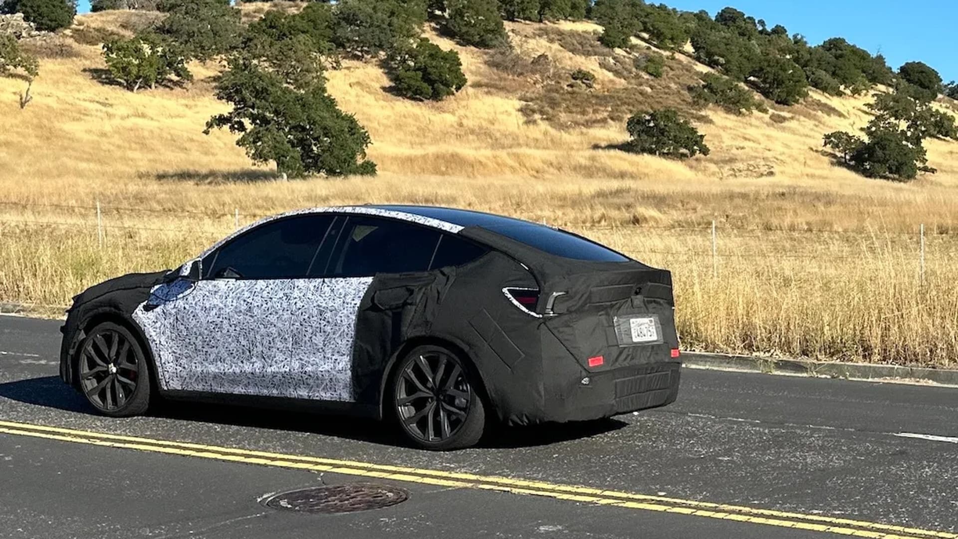 Maskovaný prototyp Tesly Model Y Performance | foto: Electrek