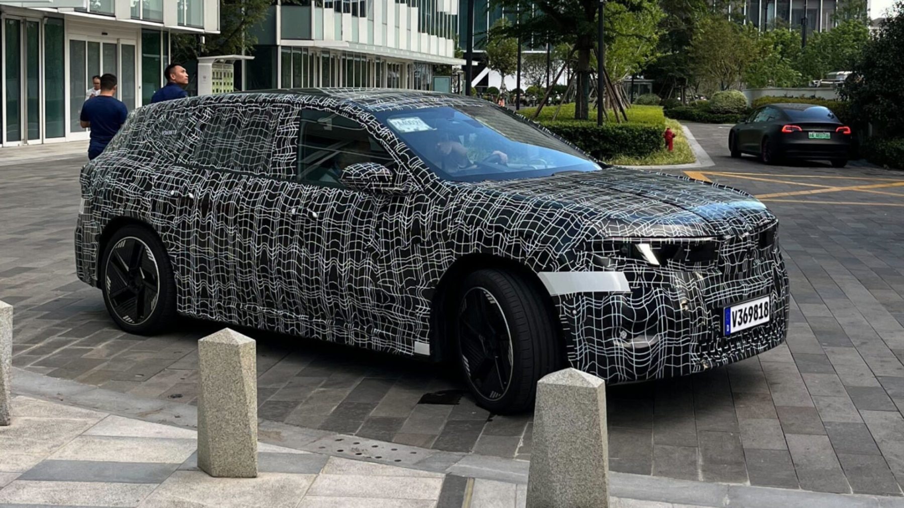 Maskovaná nová generace BMW iX3 zachycená v ulicích Šanghaje | foto: CarNewsChina