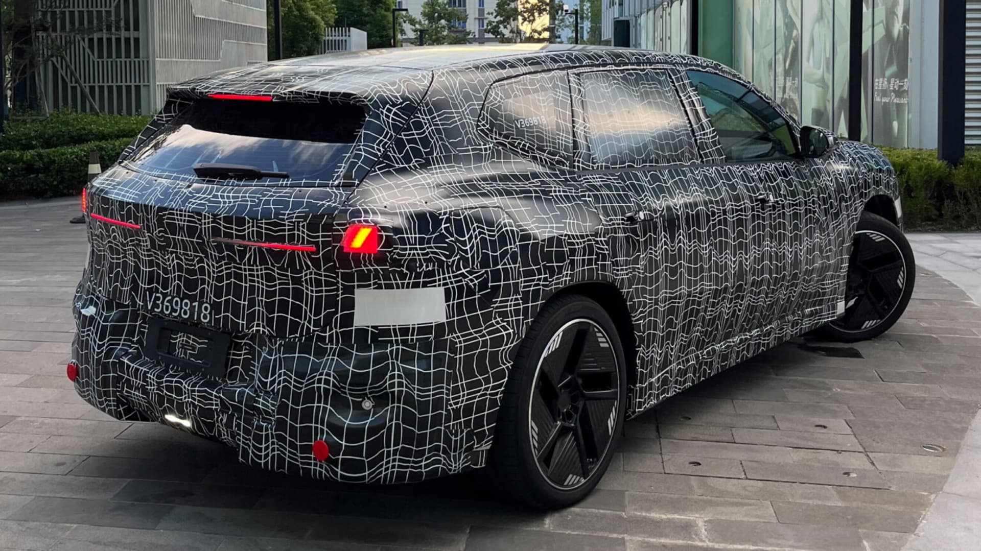 Maskovaná nová generace BMW iX3 zachycená v ulicích Šanghaje | foto: CarNewsChina