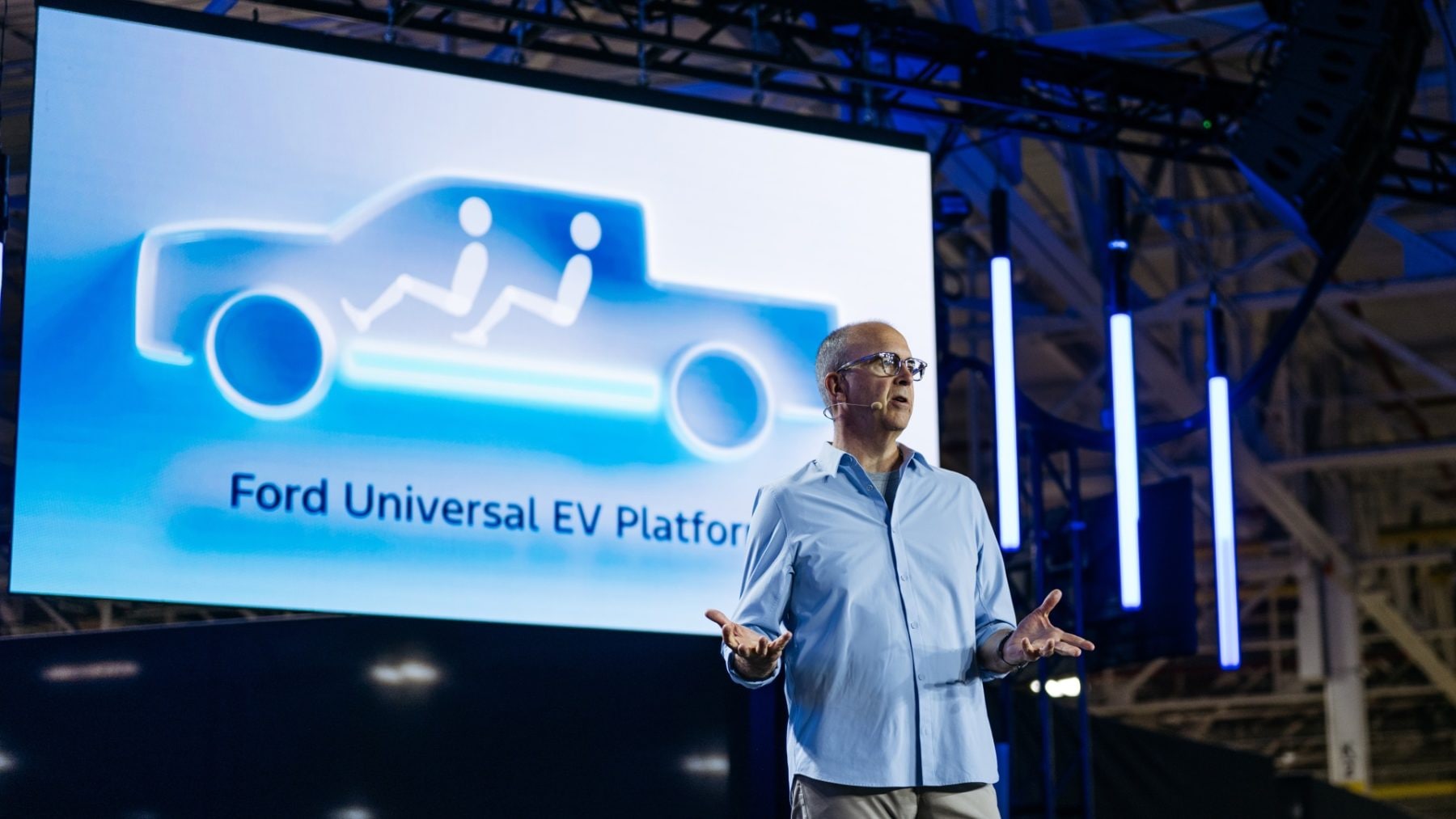 Doug Field, ředitel pro elektromobily, digitální technologie a design ve společnosti Ford Motor Company představil novou Ford Universal EV Platform | foto: Ford