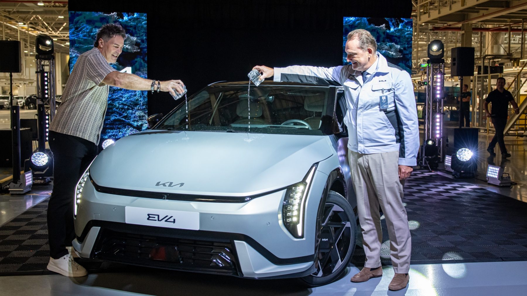 První vyrobenou Kia EV4 v Žilině pokřtili Jaromír Jágr a Marc Hedrich, generální ředitel společnosti Kia Europe | foto: Kia