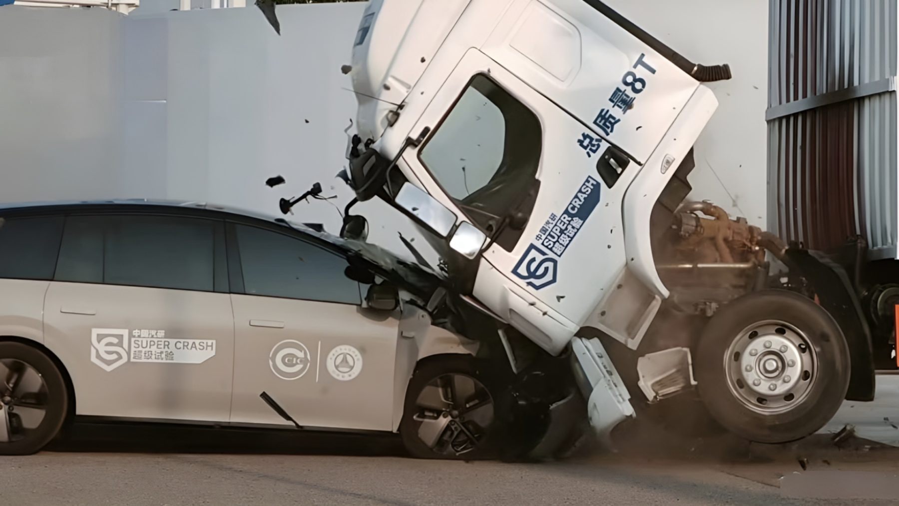 Při crash testu se Li Auto i8 čelně střetlo s osmitunovým náklaďákem | foto: Li Auto