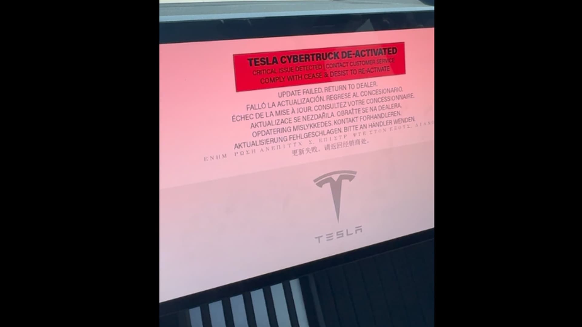Falešná hláška na displeji Cybertrucku s informací o vzdálené deaktivaci | foto: bighuey313 / Instagram