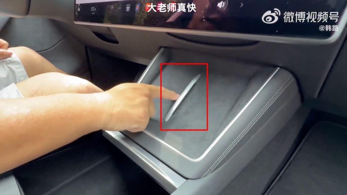 Ventilovaná bezdrátová nabíječka Qi v Tesle Modelu Y L | foto: Tesla