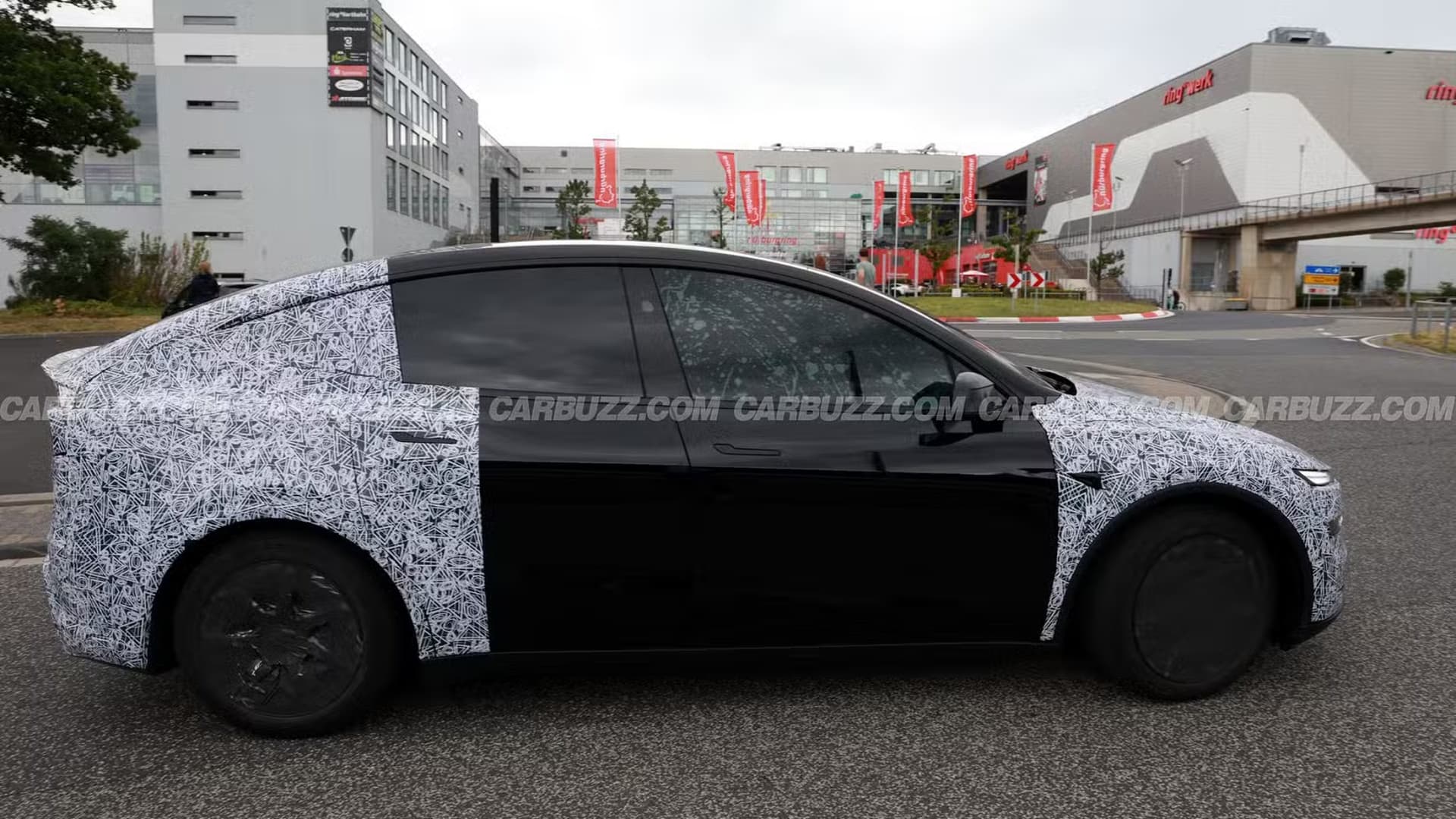 Špionážní snímek maskovaného prototypu Tesly Model Y L | foto: CarBuzz/Valnet