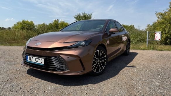 Test Toyota Camry Hybrid (2025) – Retro, co potěší