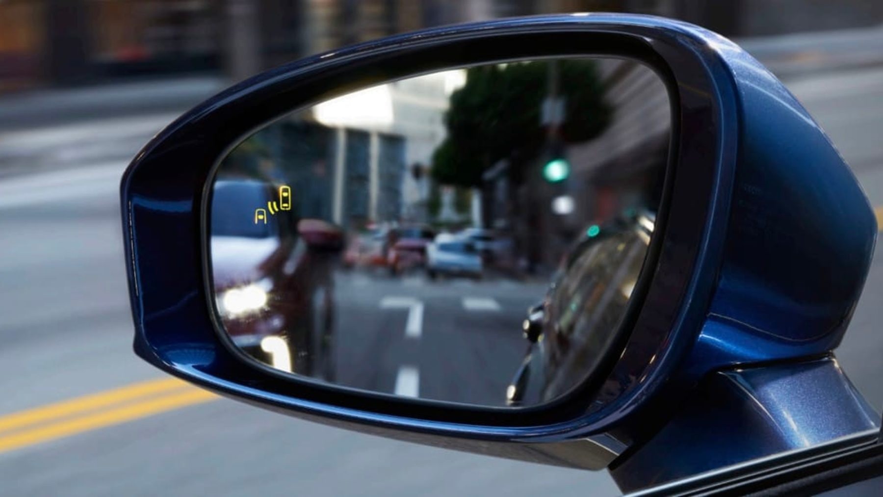 Detekce vozidel v mrtvém úhlu patří mezi řidiči k nejoblíbenějším funkcím | foto: Toyota