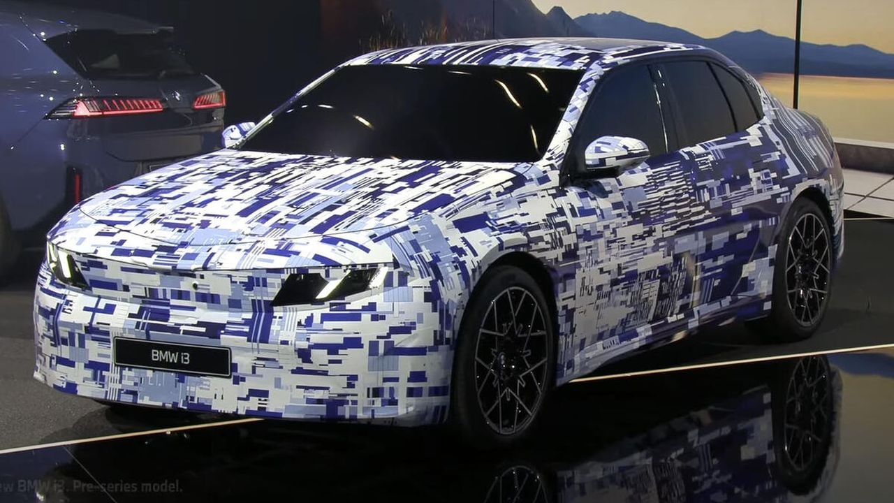 Nové BMW i3 v maskované podobě | foto: BMW