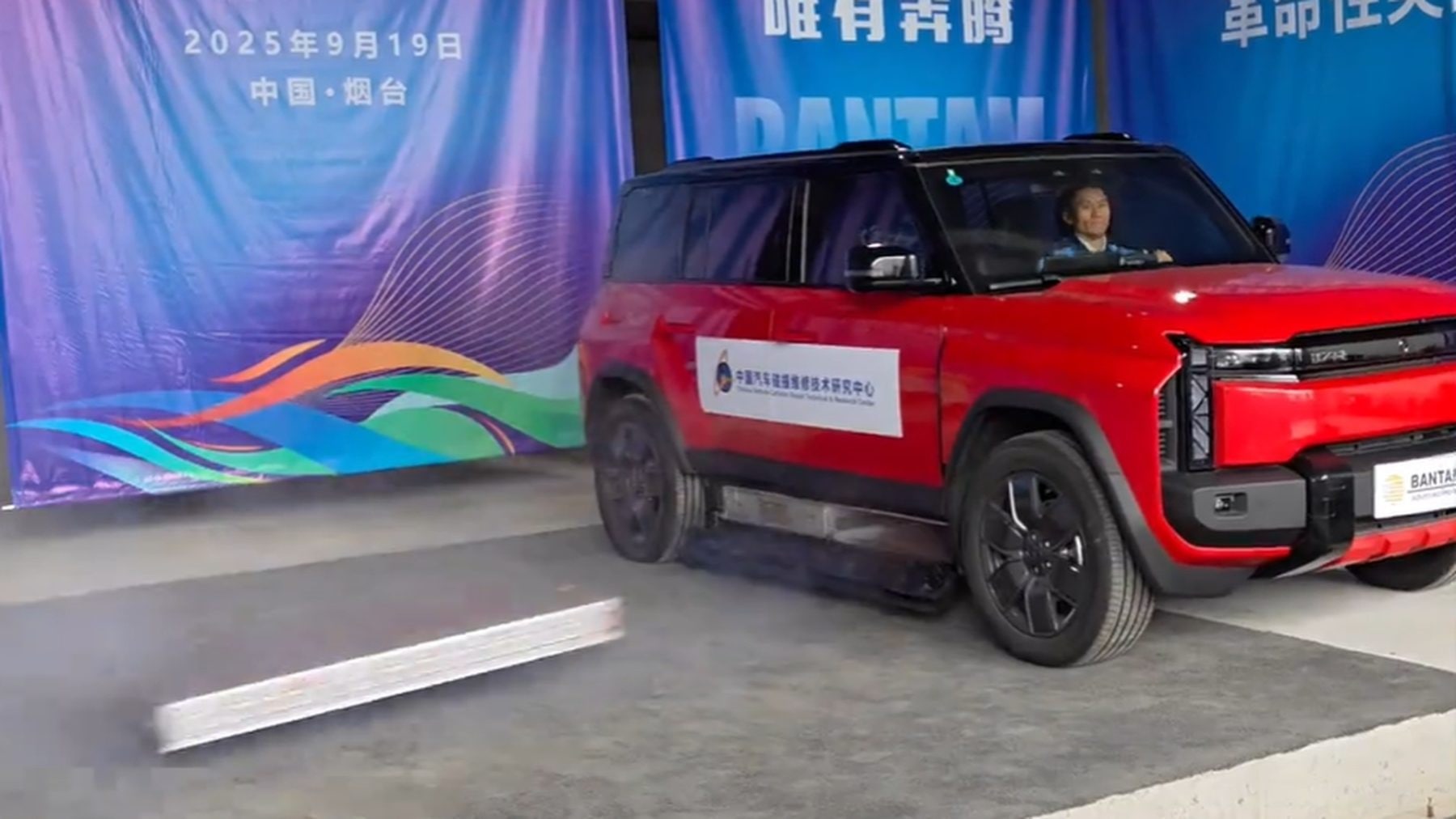 Bezpečnostní systém vystřelí baterii, aby zabránil požáru elektromobilu | Zdroj: Weibo