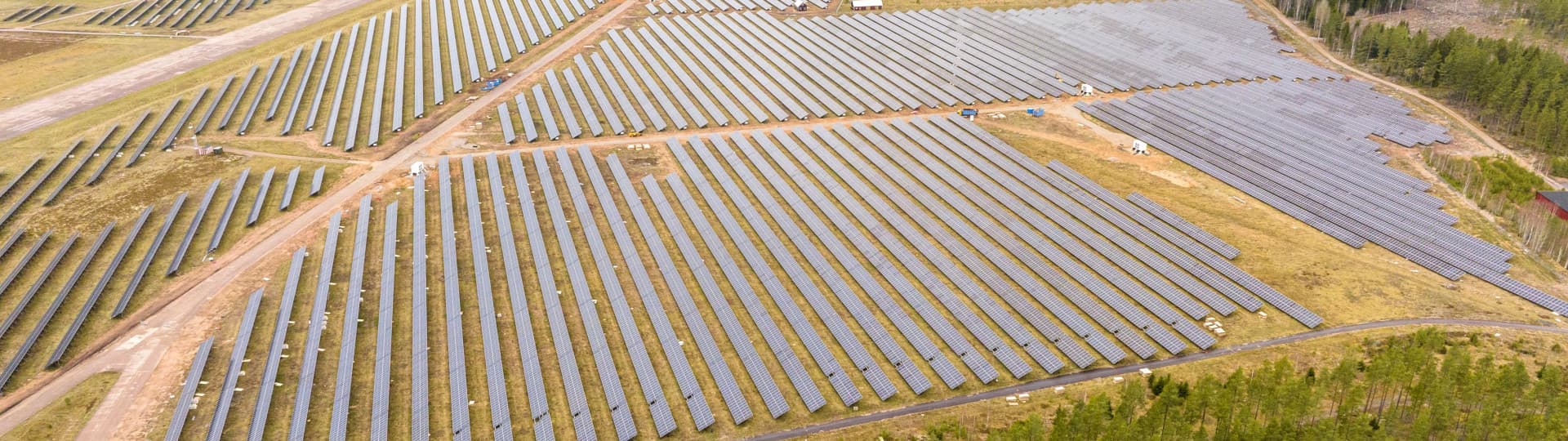 Solární farma Hultsfred, vyvinutá a vlastněná společností Alight a Neoen