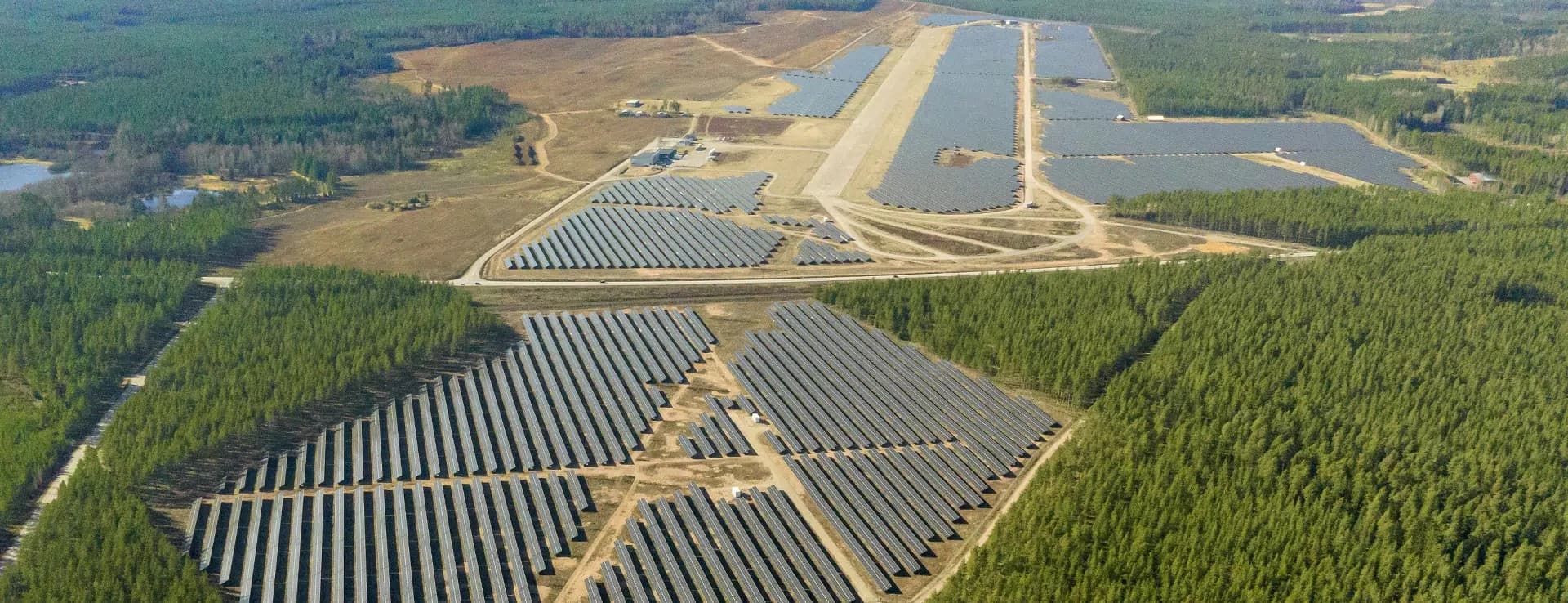 Společnosti Neoen a Alight otevřely největší solární park ve Švédsku v Hultsfredu