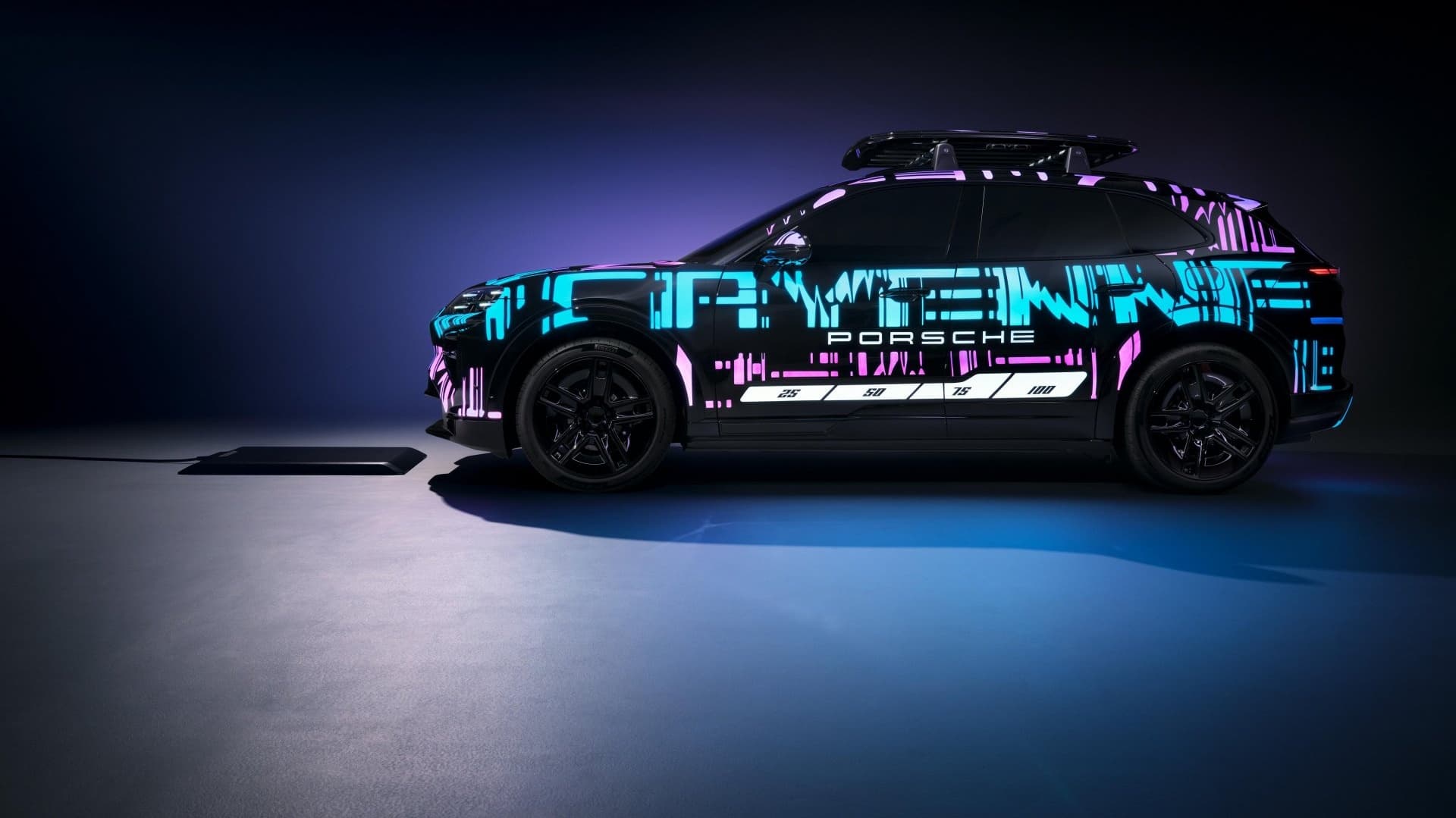 Prototyp Porsche Cayenne Electric s bezdrátovou nabíječkou | foto: Porsche