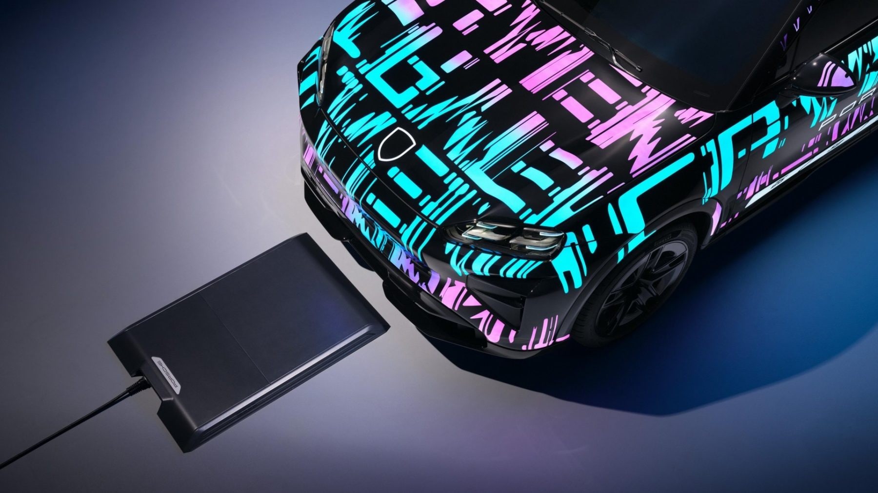 Prototyp Porsche Cayenne Electric s bezdrátovou nabíječkou | foto: Porsche