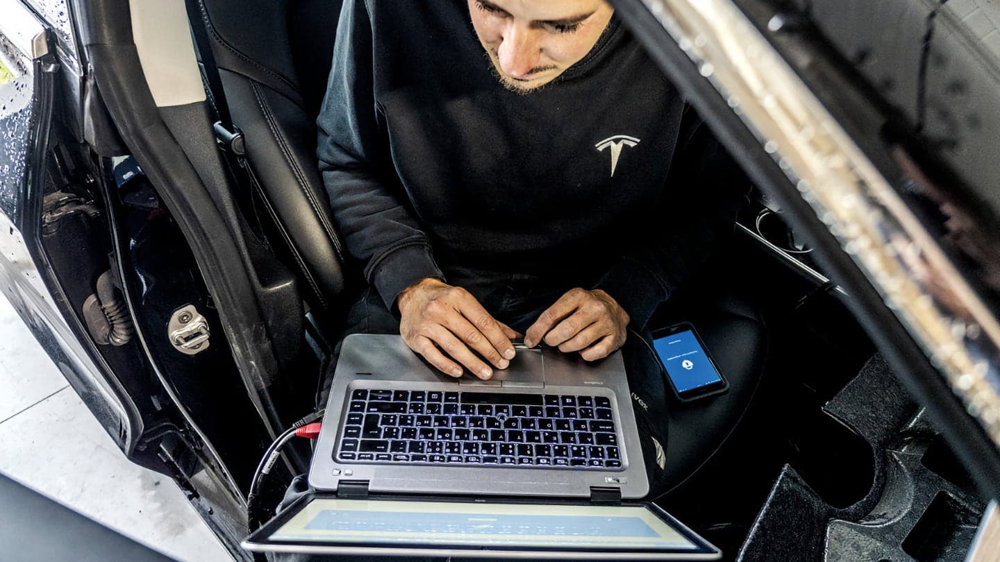 Technik diagnostikující problémy s Teslou | foto: Luboš Srb