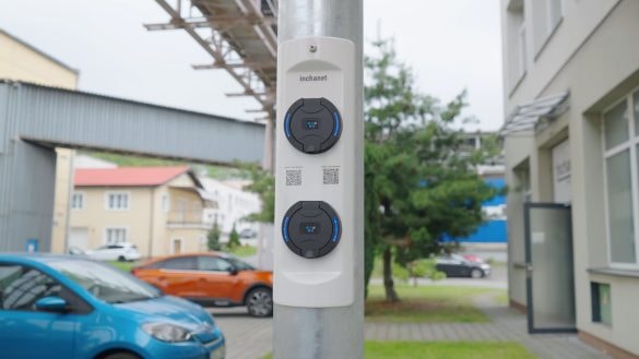 V Brně mají český unikát: První nabíječku schovanou v pouliční lampě