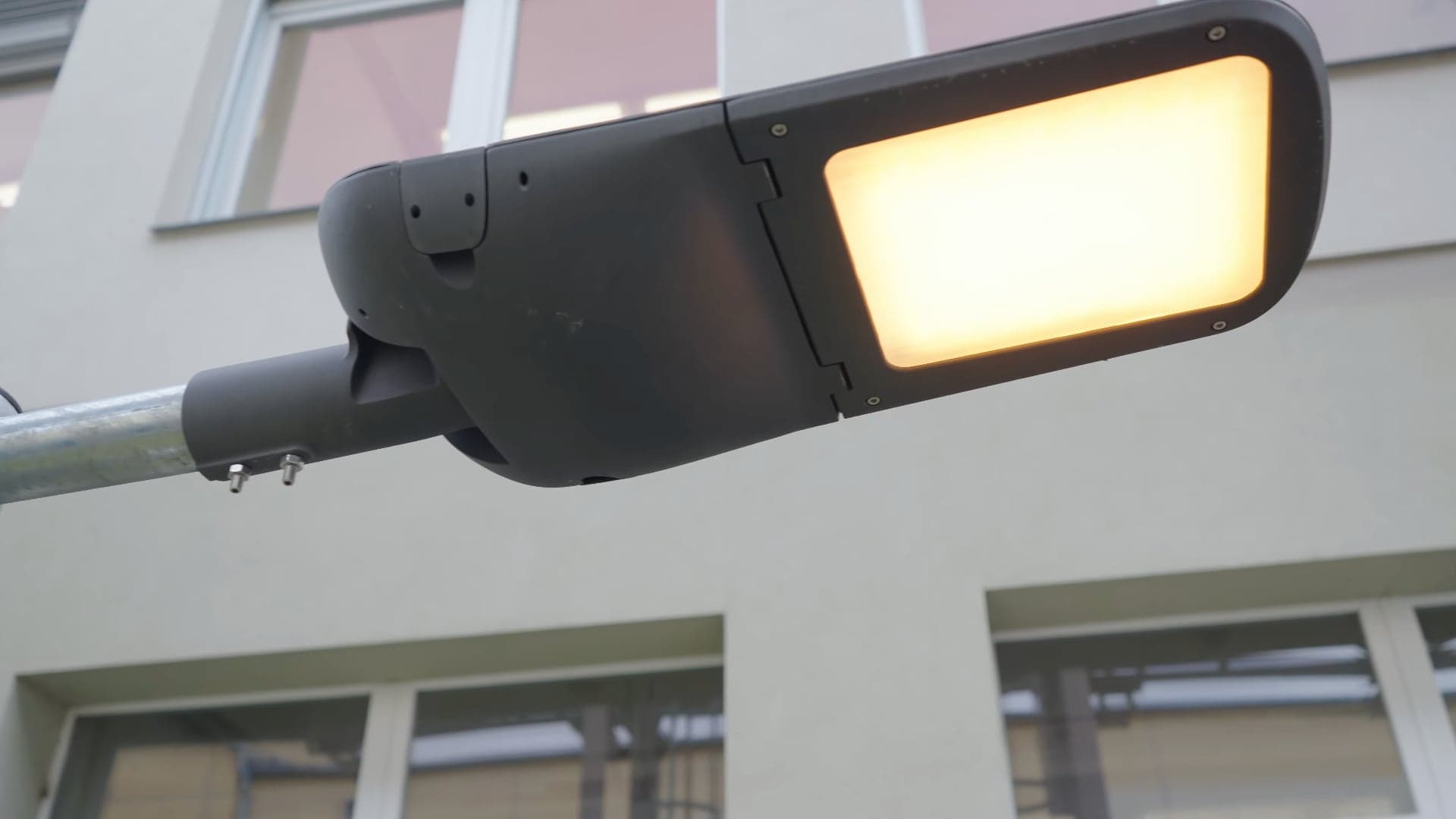 Lampa Cubish Street pro nabíjení elektromobilů | Zdroj: inChaNet