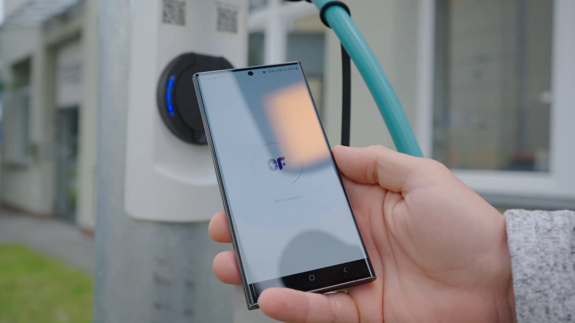 Ovládání nabíječky v lampě pomocí smartphonu | Zdroj: inChaNet