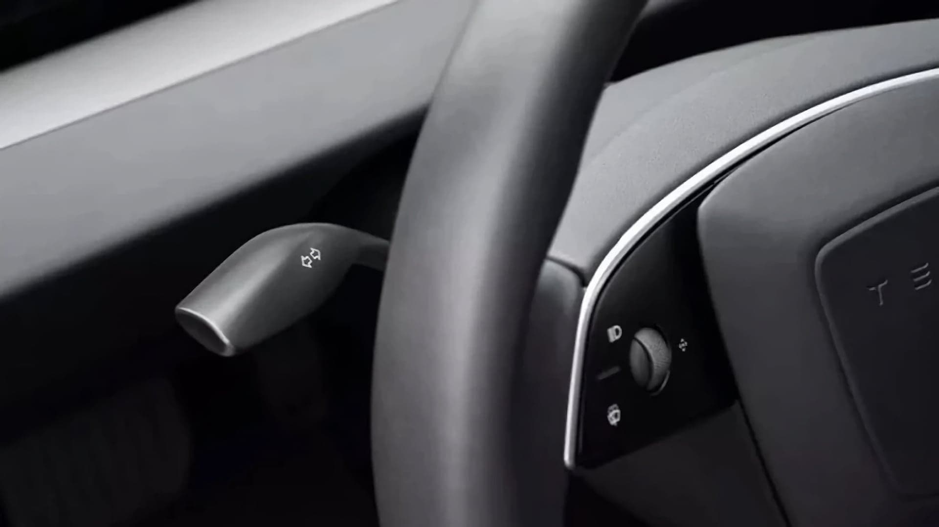Tesla Model 3, blinkrová páčka pod volantem | Zdroj: Tesla