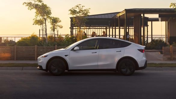 Tesla řeší další problém. Chybějící štítek poslal téměř 15 tisíc aut do servisu